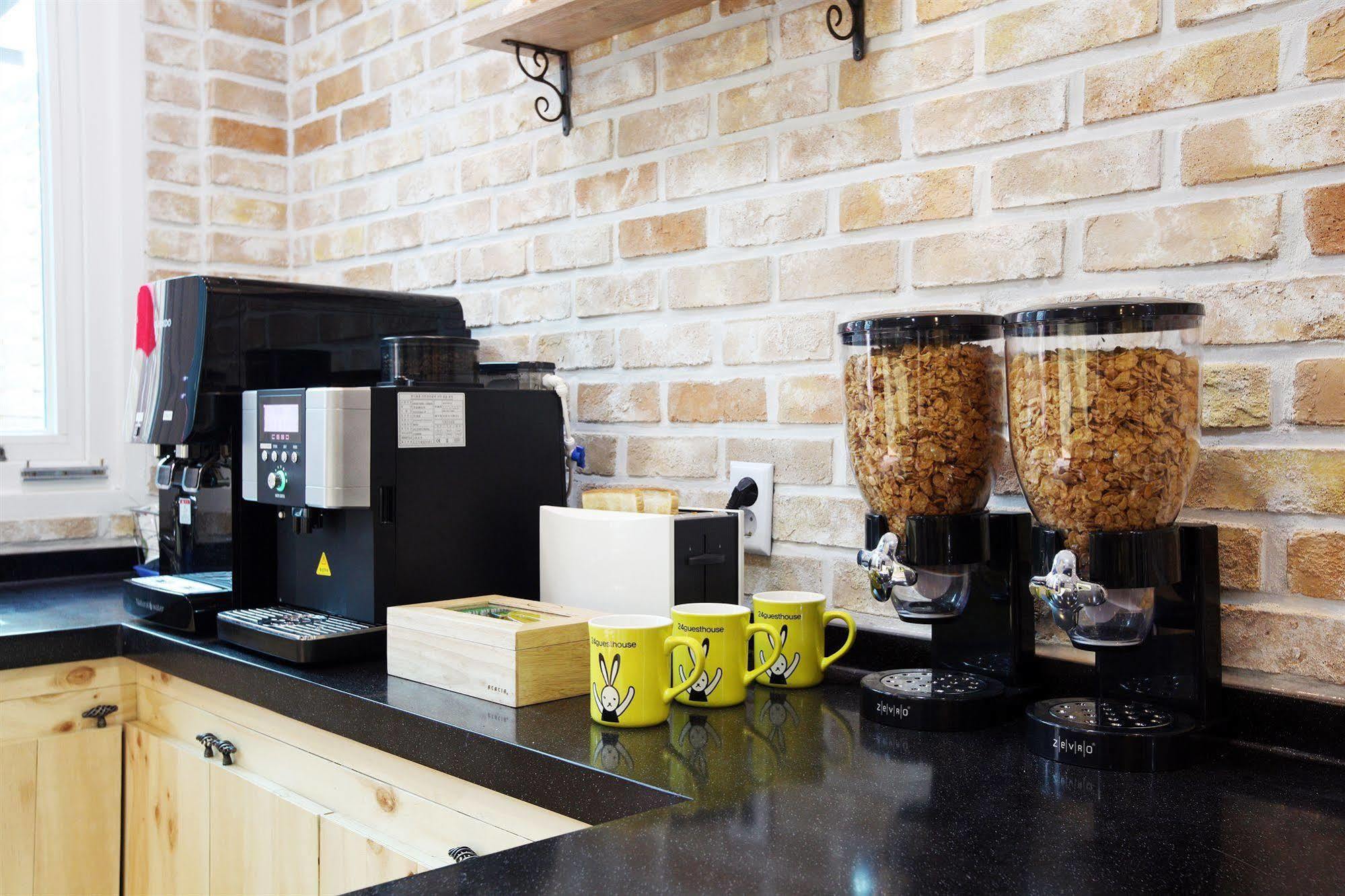 24 Guesthouse Myeongdong Avenue Seul Dış mekan fotoğraf